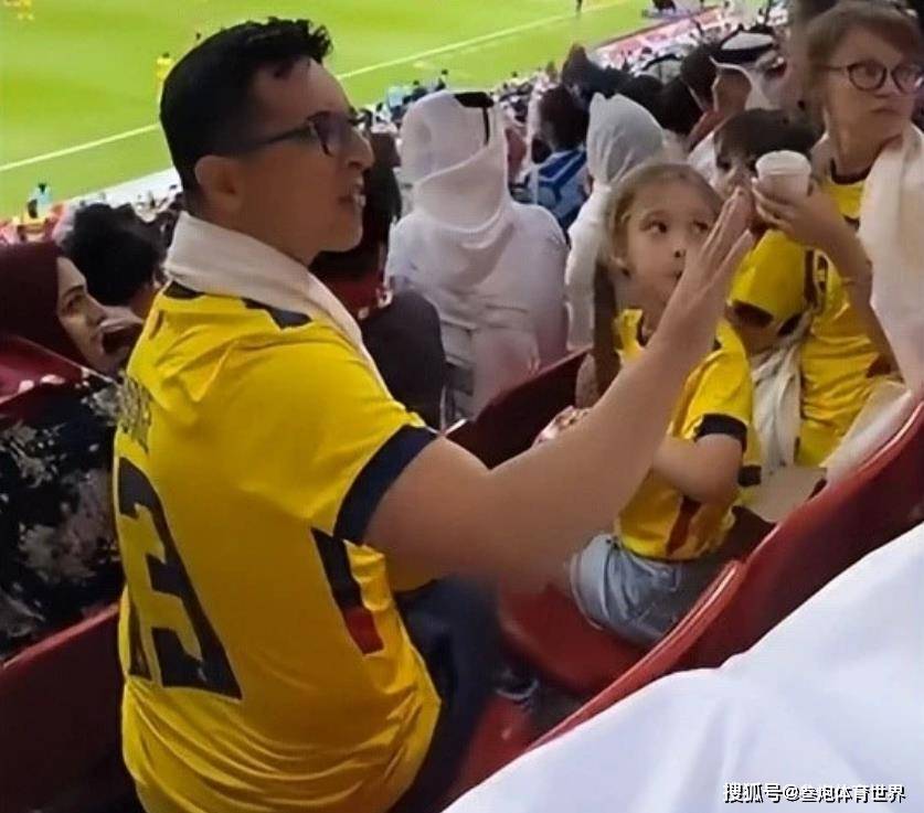 “數(shù)錢哥”瞬間變臉女球迷撩衣狂歡