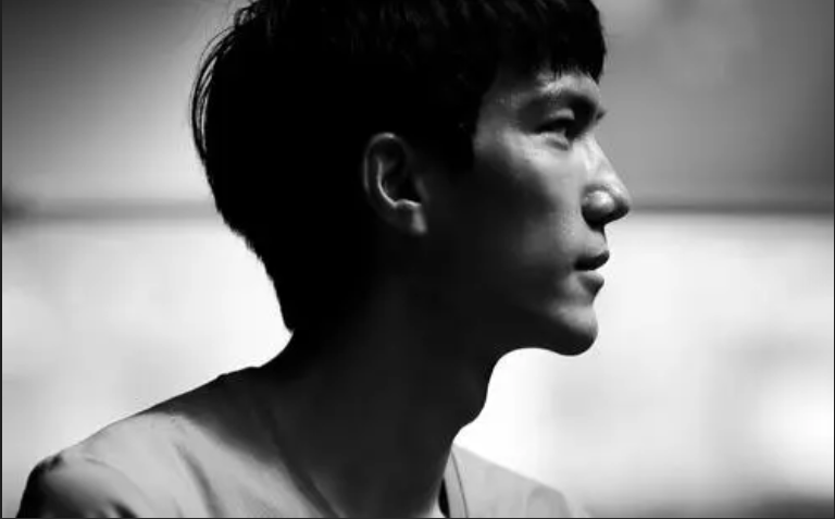 他是中國近30年來最優(yōu)秀的跳高選手，如今