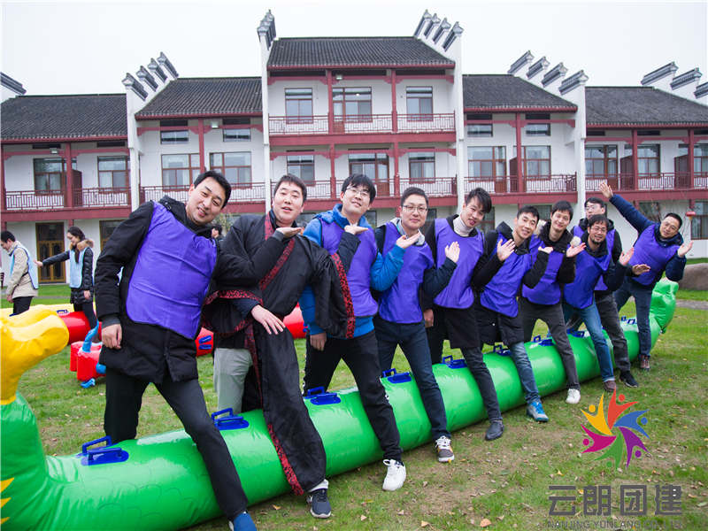 拓展訓(xùn)練項(xiàng)目之特色趣味運(yùn)動(dòng)會(huì)項(xiàng)目龍舟，旱